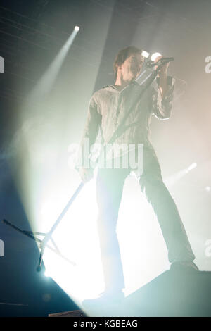 Chemnitz, Deutschland. 5.. November 2017. Der Sänger der deutschen Band 'die Toten Hosen', Andreas Frege alias Campino, tritt während des Auftaktkonzerts der Deutschland-Tournee der Band mit dem Titel 'Laune der Natour' (lit. Stimmung von Natour) in Chemnitz, Deutschland, 5. November 2017. Quelle: Gregor Fischer/dpa/Alamy Live News Stockfoto