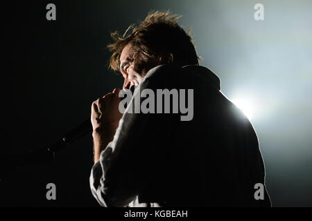 Chemnitz, Deutschland. 5.. November 2017. Der Sänger der deutschen Band 'die Toten Hosen', Andreas Frege alias Campino, tritt während des Auftaktkonzerts der Deutschland-Tournee der Band mit dem Titel 'Laune der Natour' (lit. Stimmung von Natour) in Chemnitz, Deutschland, 5. November 2017. Quelle: Gregor Fischer/dpa/Alamy Live News Stockfoto