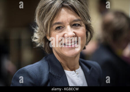 Brüssel, Bxl, Belgien November 2017. Spanische Landwirtschafts- und Fischereiministerin Isabel Garcia Tejerina vor der Tagung der Minister für Landwirtschaft und Fischerei über den nachhaltigen Einsatz von Pestiziden am Sitz des Europäischen Rates in Brüssel, Belgien, am 06.11.2017 von Wiktor Dabkowski Credit: Wiktor Dabkowski/ZUMA Wire/Alamy Live News Stockfoto