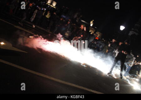 London, Großbritannien. 5 Nov, 2017 Millionen Maske März Central London, UK. Ein geworfener Feuerwerk während Million Maske März Kredit: Alex Cavendish/alamy leben Nachrichten Stockfoto