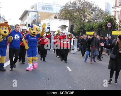 Der Chelsea Football Club Brass Band Parade in der Fulham Road, Stamford Bridge vor der titanic Zusammentreffen gegen Manchester United ein. Stockfoto