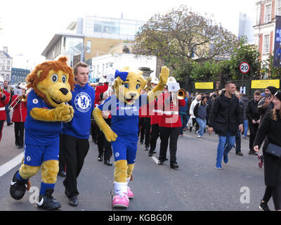 Der Chelsea Football Club Brass Band Parade in der Fulham Road, Stamford Bridge vor der titanic Zusammentreffen gegen Manchester United ein. Stockfoto