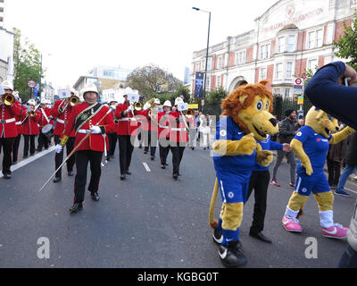 Der Chelsea Football Club Brass Band Parade in der Fulham Road, Stamford Bridge vor der titanic Zusammentreffen gegen Manchester United ein. Stockfoto