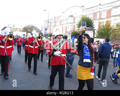 Der Chelsea Football Club Brass Band Parade in der Fulham Road, Stamford Bridge vor der titanic Zusammentreffen gegen Manchester United ein. Stockfoto