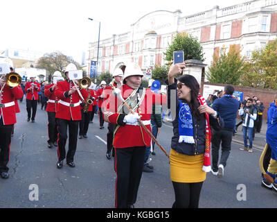 Der Chelsea Football Club Brass Band Parade in der Fulham Road, Stamford Bridge vor der titanic Zusammentreffen gegen Manchester United ein. Stockfoto