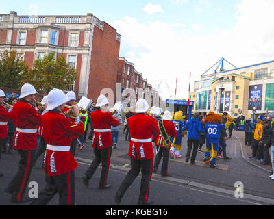 Der Chelsea Football Club Brass Band Parade in der Fulham Road, Stamford Bridge vor der titanic Zusammentreffen gegen Manchester United ein. Stockfoto