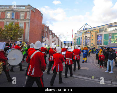 Der Chelsea Football Club Brass Band Parade in der Fulham Road, Stamford Bridge vor der titanic Zusammentreffen gegen Manchester United ein. Stockfoto