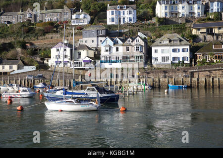 Looe, Großbritannien. 6 Nov, 2017. UK Wetter. Scharfe start über Looe, Cornwall Credit: Keith Larby/Alamy leben Nachrichten Stockfoto