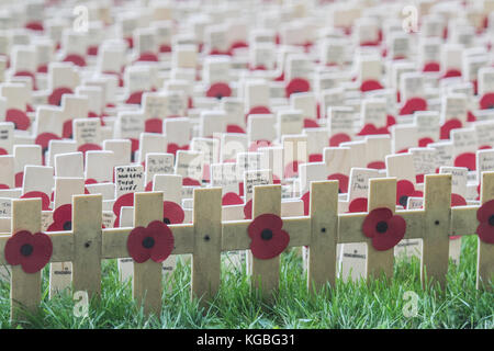 London, Großbritannien. 6. November 2017. Die Freiwilligen beginnen tausende von Kreuzen in der British Legion Feld der Erinnerung an die Westminster Abbey zu Pflanzen, die gefallene britische und Commonwealth Soldaten der Konflikte der Vergangenheit, die offiziell von Seiner Königlichen Hoheit Prinz Harry am 9. November geöffnet werden zu gedenken. Stockfoto