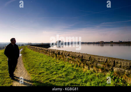 Bolton, Lancashire, UK. 6. november 2017. Ein schöner sonniger Tag für Wanderer rund um Elton Behälter mit Blick auf, Bury, Greater Manchester. Bild von Paul Heyes, Montag, November 06, 2017. Credit: Paul heyes/alamy leben Nachrichten Stockfoto