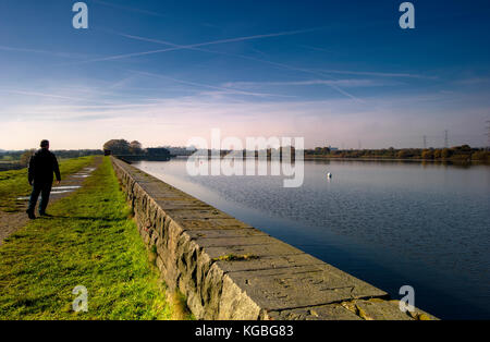 Bolton, Lancashire, UK. 6. november 2017. Ein schöner sonniger Tag für Wanderer rund um Elton Behälter mit Blick auf, Bury, Greater Manchester. Bild von Paul Heyes, Montag, November 06, 2017. Credit: Paul heyes/alamy leben Nachrichten Stockfoto