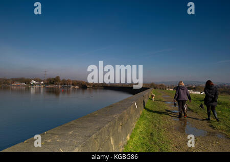 Bolton, Lancashire, UK. 6. november 2017. Ein schöner sonniger Tag für Wanderer rund um Elton Behälter mit Blick auf, Bury, Greater Manchester. Bild von Paul Heyes, Montag, November 06, 2017. Credit: Paul heyes/alamy leben Nachrichten Stockfoto