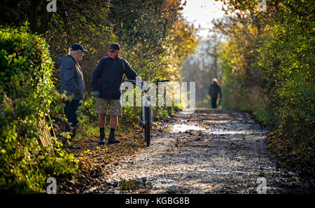 Bolton, Lancashire, UK. 6. november 2017. Ein schöner sonniger Tag für Wanderer rund um Elton Behälter mit Blick auf, Bury, Greater Manchester. Bild von Paul Heyes, Montag, November 06, 2017. Credit: Paul heyes/alamy leben Nachrichten Stockfoto