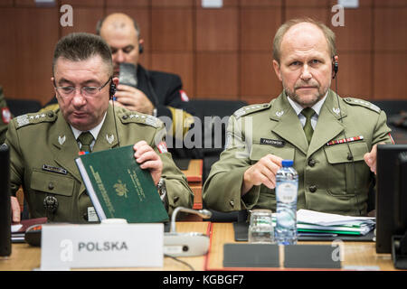 Brüssel, Belgien November 2017. General Andrzej Fa?kowski (R) und General Leszek Surawski vor dem Treffen der europäischen Verteidigungsköche am Sitz des Europäischen Rates in Brüssel, Belgien am 06.11.2017 von Wiktor Dabkowski | Verwendung weltweit Credit: dpa/Alamy Live News Stockfoto