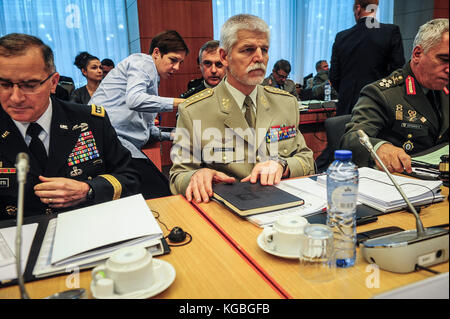 Brüssel, Belgien November 2017. General Petr Pavel Vorsitzender des NATO-Militärkomitees vor dem Treffen der Verteidigungsköche der Europäischen Union am Sitz des Europäischen Rates in Brüssel, Belgien am 06.11.2017 von Wiktor Dabkowski | Verwendung weltweit Credit: dpa/Alamy Live News Stockfoto