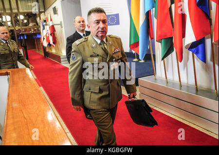 Brüssel, Belgien November 2017. General Leszek Surawski vor dem Treffen der Verteidigungsköche der Europäischen Union am Sitz des Europäischen Rates in Brüssel, Belgien am 06.11.2017 von Wiktor Dabkowski | Verwendung weltweit Credit: dpa/Alamy Live News Stockfoto