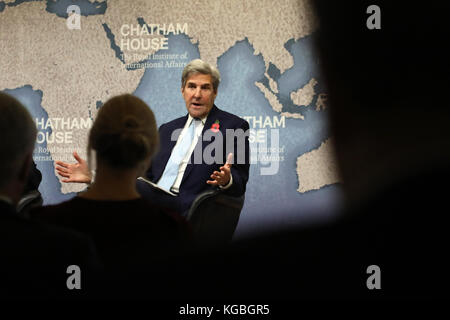 London, Großbritannien. 6. November 2017. John Kerry, der ehemalige US-Außenminister, sprechen über das iranische Atomprogramm Abkommen an die Denkfabrik Chatham House in London am 6. November 2017. Kerry stark verteidigte den Deal und scharf kritisiert Präsident Donald Trump für die Ablehnung im Oktober zu Rezertifizieren. Quelle: Dominic Dudley/Alamy leben Nachrichten Stockfoto