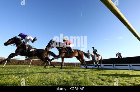 Plumpton, UK. 6. November 2017. Robert Dunne teile Firma mit Belmont Park am offenen Graben während der kostenlosen Tipps täglich auf attheraces.com Novizen "Handicap Chase. Credit: James Boardman/Alamy leben Nachrichten Stockfoto