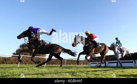 Plumpton, UK. 6. November 2017. Robert Dunne teile Firma mit Belmont Park am offenen Graben während der kostenlosen Tipps täglich auf attheraces.com Novizen "Handicap Chase. Credit: James Boardman/Alamy leben Nachrichten Stockfoto