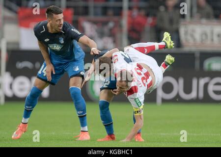 Köln, Deutschland. Januar 2016. Dennis GEIGER (1899)(Mi.) Scheint hier einen Schultersieg versus Matthias LEHMANN (K); "Mattenrichter" Sandro WAGNER (1899)(l.) Ist sicher nicht ganz unparteiisch; Foul, Sturz, Aktion, Ringkampf, Rangelei, Duelle; Fußball 1. Bundesliga, 11. Spieltag, FC Köln (K) - TSG 1899 Hoffenheim (1899) 0:3, am 05.11.2017 in Köln. |Nutzung weltweit Guthaben: dpa/Alamy Live News Stockfoto