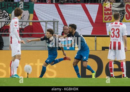 Köln, Deutschland. Januar 2016. Dennis GEIGER (1899)(2.links nach rechts) jubelt mit Kerem DEMIRBAY (1899) nach seinem Tor zum 1:0; Yuya OSAKO (K)(l.) Und Matthias LEHMANN (K) sehen geschockt zu; Fussball 1. Bundesliga, 11. Spieltag, FC Köln (K) - TSG 1899 Hoffenheim (1899) 0:3, am 05.11.2017 in Köln. |Nutzung weltweit Guthaben: dpa/Alamy Live News Stockfoto