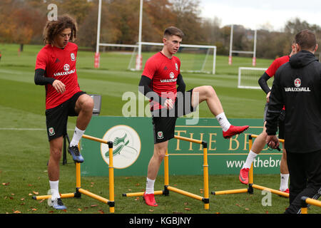 Cardiff, Großbritannien. 06 Nov, 2017 Ethan ampadu von Wales (l) und Ben woodburn von Wales Wales Fußball-Gruppe während der Ausbildung an der Vale resort Hensol, in der Nähe von Cardiff, South Wales am Montag, 6. November 2017. Das Team bereitet sich auf ihre freundschaftlichen Länderspiel gegen Frankreich am Freitag. pic von Andrew Obstgarten/alamy leben Nachrichten Stockfoto