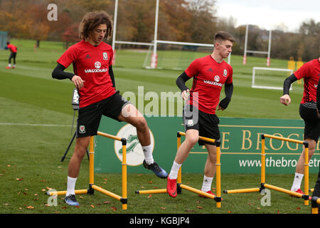 Cardiff, Großbritannien. 06 Nov, 2017 Ethan ampadu von Wales (l) und Ben woodburn von Wales Wales Fußball-Gruppe während der Ausbildung an der Vale resort Hensol, in der Nähe von Cardiff, South Wales am Montag, 6. November 2017. Das Team bereitet sich auf ihre freundschaftlichen Länderspiel gegen Frankreich am Freitag. pic von Andrew Obstgarten/alamy leben Nachrichten Stockfoto