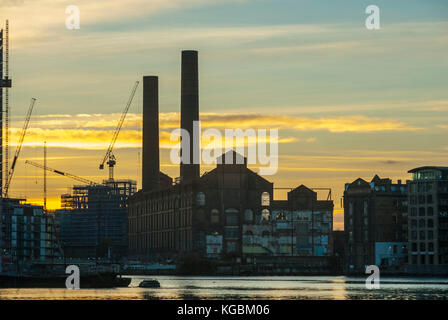 London, Großbritannien. 06 Nov, 2017 Sonnenuntergang über Chelsea Wharf. november Sonnenuntergang von battersea Bridge. Credit: Johnny armstead/alamy leben Nachrichten Stockfoto