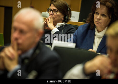 Brüssel, Bxl, Belgien November 2017. Mitglied des Europäischen Parlaments (MdEP) (L-R) Michal Boni, Julia Pitera, Barbara Kudrycka während der Sitzung des Ausschusses für bürgerliche Freiheiten, Justiz und Inneres zum Thema Rechtsstaatlichkeit in Polen am Sitz des Europäischen Parlaments in Brüssel, Belgien am 06.11.2017 von Wiktor Dabkowski Credit: Wiktor Dabkowski/ZUMA Wire/Alamy Live News Stockfoto