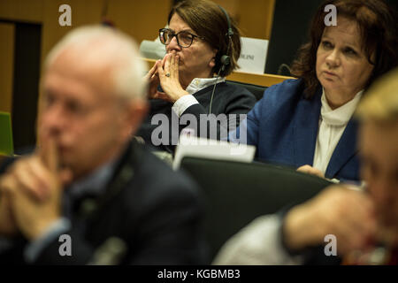 Mitglied des Europäischen Parlaments (MdEP) (L-R) Michal Boni, Julia Pitera, Barbara Kudrycka während der Sitzung des Ausschusses für bürgerliche Freiheiten, Justiz und Inneres zum Thema Rechtsstaatlichkeit in Polen am Sitz des Europäischen Parlaments in Brüssel, Belgien am 06.11.2017 von Wiktor Dabkowski | Nutzung weltweit Stockfoto