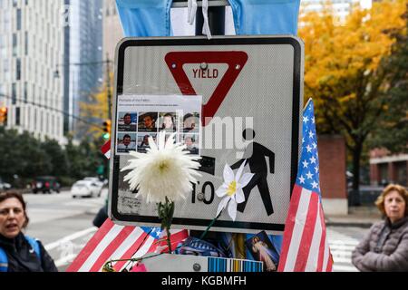 New York City, USA. November 2017. Memorial Flowers ist für acht Fahrradfahrer und Fußgänger übrig, die am 6. November 2017 auf einem Radweg in Manhattan, New York City, von einem Terroristen getötet wurden. Sayfullo Saipov, ein 29 Jahre alter Einwanderer aus Usbekistan, fuhr absichtlich am Nachmittag von Halloween, 31. Oktober 2017, einen angemieteten Lieferwagen auf den westseitigen Autobahnradweg. Kredit: Brasilien Photo Press/Alamy Live News Stockfoto