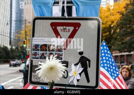 New York City, USA. November 2017. Memorial Flowers ist für acht Fahrradfahrer und Fußgänger übrig, die am 6. November 2017 auf einem Radweg in Manhattan, New York City, von einem Terroristen getötet wurden. Sayfullo Saipov, ein 29 Jahre alter Einwanderer aus Usbekistan, fuhr absichtlich am Nachmittag von Halloween, 31. Oktober 2017, einen angemieteten Lieferwagen auf den westseitigen Autobahnradweg. Kredit: Brasilien Photo Press/Alamy Live News Stockfoto