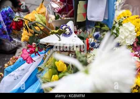 New York City, USA. November 2017. Memorial Flowers ist für acht Fahrradfahrer und Fußgänger übrig, die am 6. November 2017 auf einem Radweg in Manhattan, New York City, von einem Terroristen getötet wurden. Sayfullo Saipov, ein 29 Jahre alter Einwanderer aus Usbekistan, fuhr absichtlich am Nachmittag von Halloween, 31. Oktober 2017, einen angemieteten Lieferwagen auf den westseitigen Autobahnradweg. Kredit: Brasilien Photo Press/Alamy Live News Stockfoto