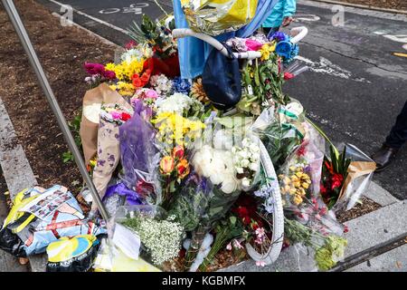 New York City, USA. November 2017. Memorial Flowers ist für acht Fahrradfahrer und Fußgänger übrig, die am 6. November 2017 auf einem Radweg in Manhattan, New York City, von einem Terroristen getötet wurden. Sayfullo Saipov, ein 29 Jahre alter Einwanderer aus Usbekistan, fuhr absichtlich am Nachmittag von Halloween, 31. Oktober 2017, einen angemieteten Lieferwagen auf den westseitigen Autobahnradweg. Kredit: Brasilien Photo Press/Alamy Live News Stockfoto