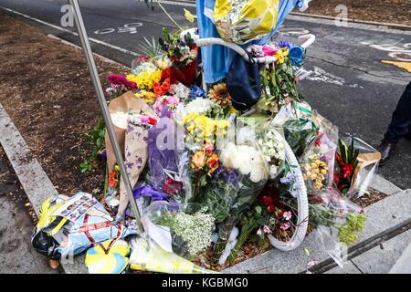 New York City, USA. November 2017. Memorial Flowers ist für acht Fahrradfahrer und Fußgänger übrig, die am 6. November 2017 auf einem Radweg in Manhattan, New York City, von einem Terroristen getötet wurden. Sayfullo Saipov, ein 29 Jahre alter Einwanderer aus Usbekistan, fuhr absichtlich am Nachmittag von Halloween, 31. Oktober 2017, einen angemieteten Lieferwagen auf den westseitigen Autobahnradweg. Kredit: Brasilien Photo Press/Alamy Live News Stockfoto