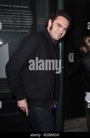 New York, NY, USA. November 2017. Tom Bateman, gesehen bei AOL BUILD, um MORD IM ORIENT EXPRESS für Celebrity-Kandidaturen zu promoten - MON, New York, NY 6. November 2017. Quelle: Derek Storm/Everett Collection/Alamy Live News Stockfoto