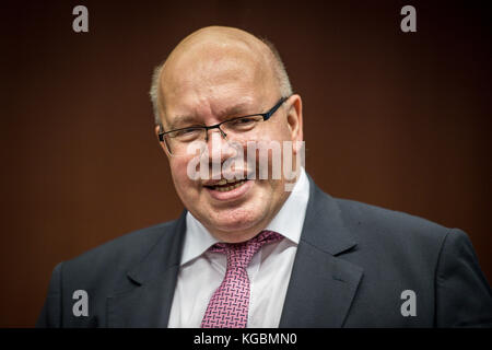 Brüssel, Bxl, Belgien November 2017. Amtierender deutscher Bundesfinanzminister Peter Altmaier zu Beginn der Eurogruppe treffen sich die Finanzminister der einheitlichen Währung DER EUROZONE am 06.11.2017 am EU-Hauptsitz in Brüssel, Belgien, von Wiktor Dabkowski Credit: Wiktor Dabkowski/ZUMA Wire/Alamy Live News Stockfoto