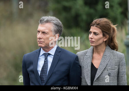 New York, USA, 6. November 2017. Der argentinische Präsident Mauricio Macri steht neben seiner Frau Juliana Awada während einer Zeremonie am Tatort des Anschlags vom 31. Oktober in New York, bei dem 5 Argentinier getötet wurden. Foto von Enrique Shore/Alamy Live News Credit: Enrique Shore/Alamy Live News Stockfoto