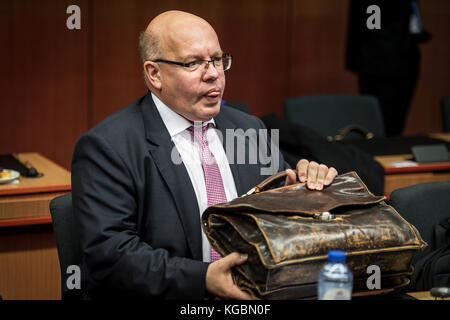 Brüssel, Belgien. 06.. November 2017. Amtierender Bundesfinanzminister Peter Altmaier zu Beginn der Eurogroup treffen sich die Finanzminister der Euro-Zone-Einheitswährung am 06.11.2017 am EU-Hauptsitz in Brüssel, Belgien von Wiktor Dabkowski | Nutzung weltweit Quelle: dpa/Alamy Live News Stockfoto
