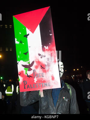 London, Vereinigtes Königreich. 5 Nov, 2017. Anonyme inspirierte Aktivisten auf die Straßen von London sind als Teil einer globalen Bewegung. versteckt sich hinter symbolischen anonyme Masken, die demonstranten Zensur protestieren, Korruption der Regierung. Credit: Michael tubi/alamy leben Nachrichten Stockfoto