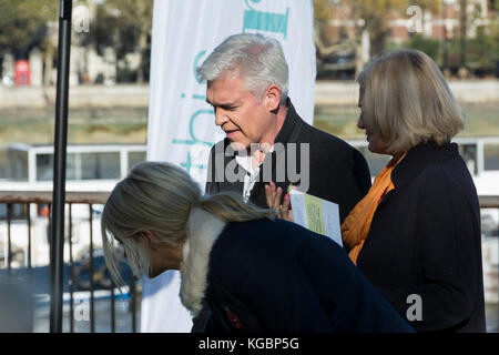 London, England, UK. 6 Nov, 2017. Phillip Schofield Vorbereitung ein Stück auf die Kamera außerhalb der heute Morgen Studios auf der Londoner South Bank Credit: Benjamin John/Alamy leben Nachrichten Stockfoto