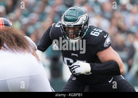 Philadelphia, Pennsylvania, USA. 5 Nov, 2017. Philadelphia Eagles beleidigender Gerät Lane Johnson (65), die in Aktion während der NFL Spiel zwischen der Denver Broncos und die Philadelphia Eagles am Lincoln Financial Field in Philadelphia, Pennsylvania. Die Philadelphia Eagles 51-23 gewonnen. Christopher Szagola/CSM/Alamy leben Nachrichten Stockfoto