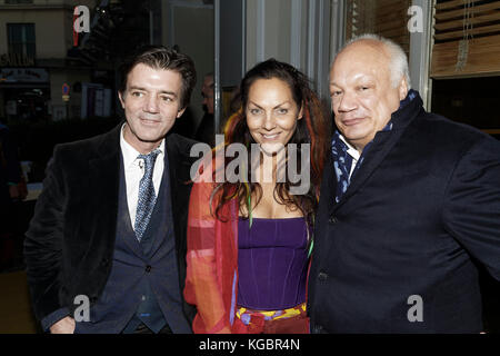 Paris, Frankreich. November 2017. Wilfried Lecarpentier-Monville, Hermine de Clermont-Tonnerre und Eric-Emmanuel Schmitt nehmen am 6. November 2017 in Paris Teil. Quelle: Bernard Menigault/Alamy Live News Stockfoto