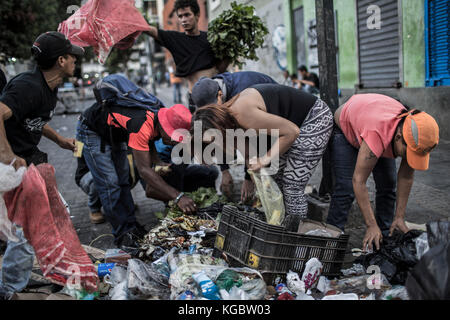 Caracas, Venezuela. Juni 2017. Mehrere Personen durchsuchen Müllsäcke in Caracas, Venezuela, am 22. Juni 2017. Sie hoffen, dass sie in den Taschen Nahrung finden. Quelle: JM López/dpa/Alamy Live News Stockfoto