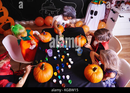 Kinder malen ein Kürbis für Halloween Stockfoto