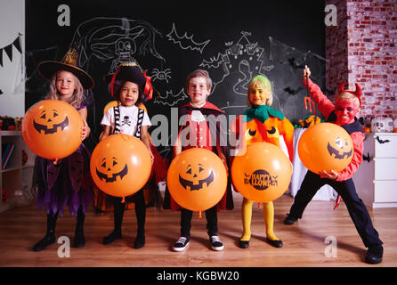 Portrait der Kinder in Kostümen auf Halloween Party Stockfoto