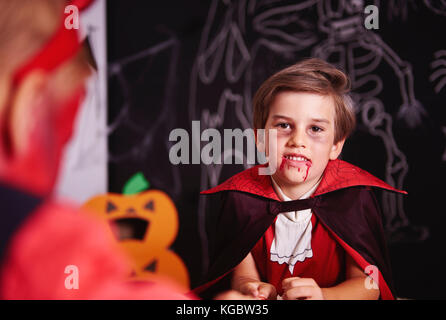 Portrait der Junge verkleidet als Halloween Vampir Stockfoto