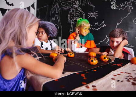 Kinder spielen während Halloween Party Stockfoto