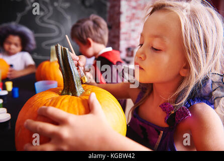 Kinder Vorbereitung einer Kürbisse für Halloween Stockfoto