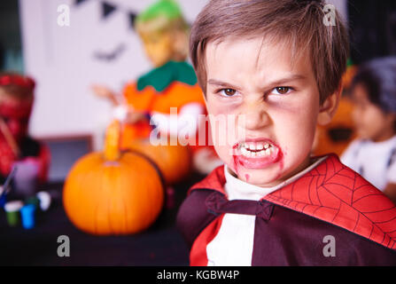 Porträt der jungen gekleidet wie ein Vampir Stockfoto